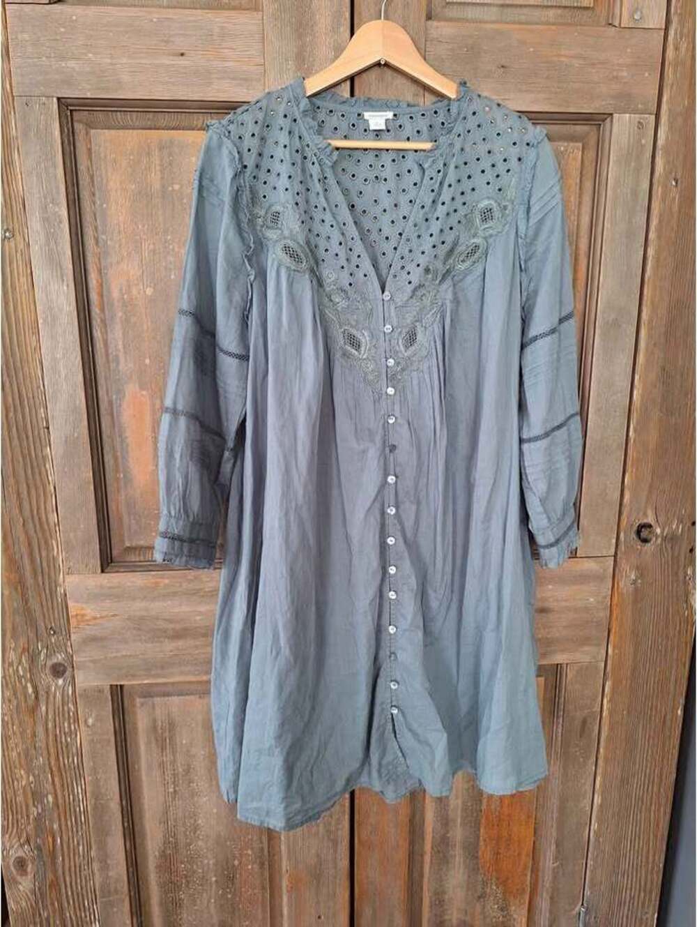 100% Cotton dress, eyelet and embroidery. Appears unworn. Large.